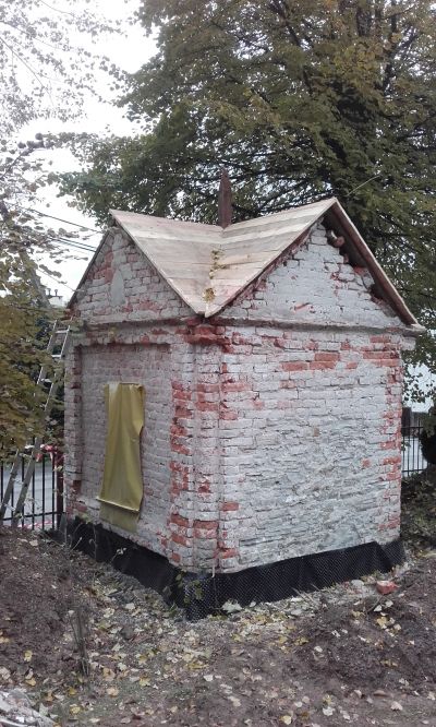 Etap konserwacji technicznej. Wykonano izolację pionową i poziomą, skuto zdestruowane, zawilgocone i zagrzybione tynki. Mury zostały osuszone, poddane dezynfekcji, dezynsekcji oraz wzmocnione poprzez impregnację. Zdjęto nieoryginalne i nieszczelne pokrycie dachowe. Fot. ze zbior&oacute;w autorki